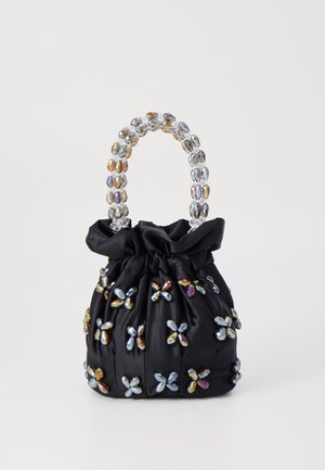 Sac à main en satin noir avec un design froncé, orné d'appliqués floraux multicolores et d'une anse en perles.