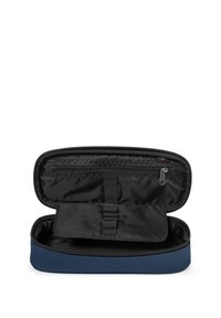 Custodia con cerniera, di colore navy all'esterno e nera all'interno. Presenta una tasca interna e cinturini elastici per l'organizzazione. Rifinitura in tessuto morbido.