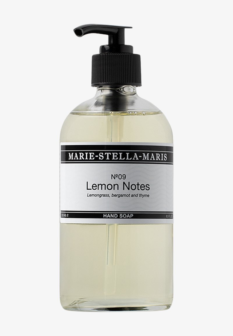 Heldere glazen fles met een zwarte pomp, gelabeld "Lemon Notes", met een zwart-wit ontwerp; bevat transparante vloeibare zeep.