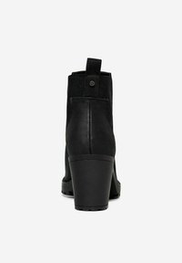 Svarta klackade ankelboots med en slät läderfinish, elastiska sidopaneler och en kort dragflik bak.