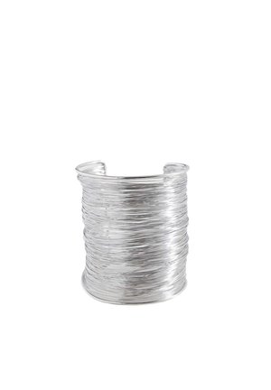 Large bracelet manchette en argent composé de fils fins superposés avec un dos ouvert et une finition texturée.