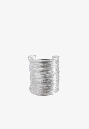 Large bracelet manchette en argent composé de fils fins superposés avec un dos ouvert et une finition texturée.