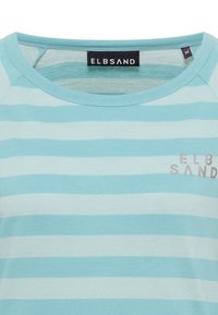 Hellblau gestreiftes T-Shirt aus weicher Baumwolle. Verfügt über einen Rundhalsausschnitt und den Markennamen "ELBSAND", der in schlichter, heller Schrift gedruckt ist.