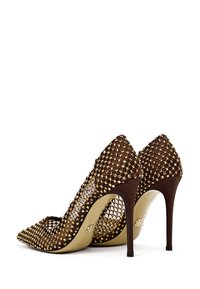 Hakken met een bruine gaas bovenzijde versierd met gouden studs, puntige neus en slanke stiletto hak. Gladde binnenvoering.