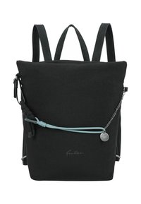 Mochila de tela negra con correas ajustables, cordón azul con acento único, detalle de cadena plateada y logo. Forma simple y rectangular.