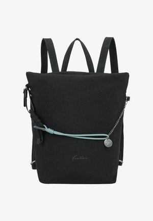 Mochila de tela negra con correas ajustables, cordón azul con acento único, detalle de cadena plateada y logo. Forma simple y rectangular.