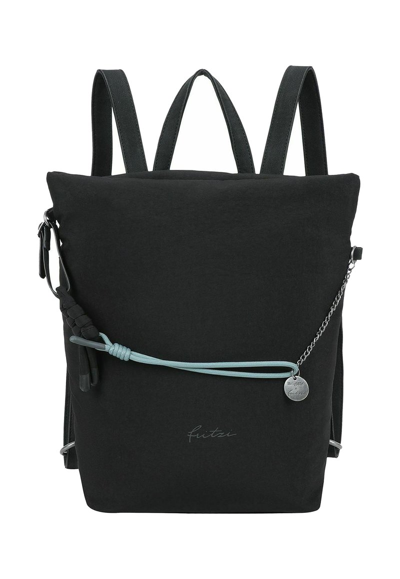 Mochila de tela negra con correas ajustables, cordón azul con acento único, detalle de cadena plateada y logo. Forma simple y rectangular.