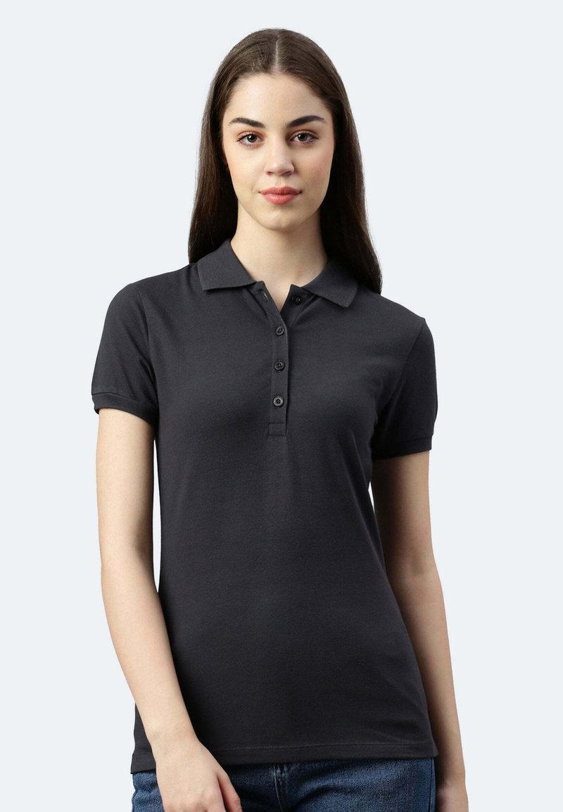Schwarzes Polohemd mit klassischem Kragen, kurzen Ärmeln, einer Knopfleiste mit fünf Knöpfen und einer figurschmeichelnden Passform. Hergestellt aus einem glatten, elastischen Stoff.