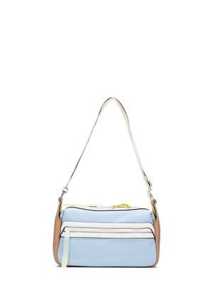 Kleine rechteckige Schultertasche mit hellblauer Vorderseite, weißen Reißverschlüssen, beigen Seiten und verstellbarem cremefarbenem Schulterriemen.