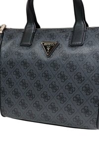 Bolso sintético negro con textura y detalles de cuero, con un logotipo triangular de metal y un patrón repetitivo. Asa corta para facilitar su transporte.
