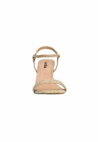 Sandalen met hakken en banden, met een goudkleurige textuur, voorzien van dunne banden en een gespsluiting, op een naaktkleurige binnenzool en een slanke hak.