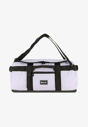 Duffle Bag in Hellpurpur mit schwarzen Trägern, ausgestattet mit einer vorderen Reißverschlusstasche, verstellbarem Schultergurt und Logo-Patch. Glatte Gewebeoberfläche.