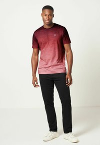 Next DIP DYE GRAPHIC - T-shirts print - coral red stag