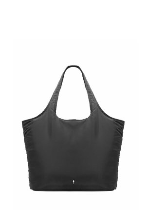 Duża czarna torba typu tote z szerokimi uchwytami i małym, subtelnym logo na dole na środku, przedstawiona na białym tle.