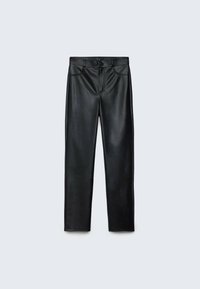 Zwarte leren broek met een rechte pijp, voorzakken en een klassieke tailleband met knoopsluiting. Soepele textuur.