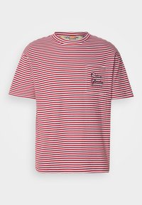 RELAXED FIT POCKET - T-shirts med print - roadside red