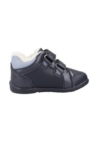 Chaussure noire pour tout-petit avec deux bandes Velcro et doublure en molleton blanc, vue de côté sur un fond blanc.