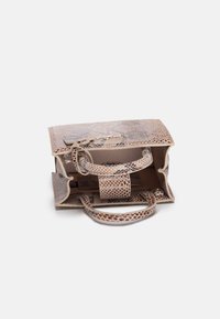 Borsa in pelle di serpente con texture nelle tonalità beige e marrone, con una forma strutturata, due manici e una chiusura magnetica. Comparto interno visibile.