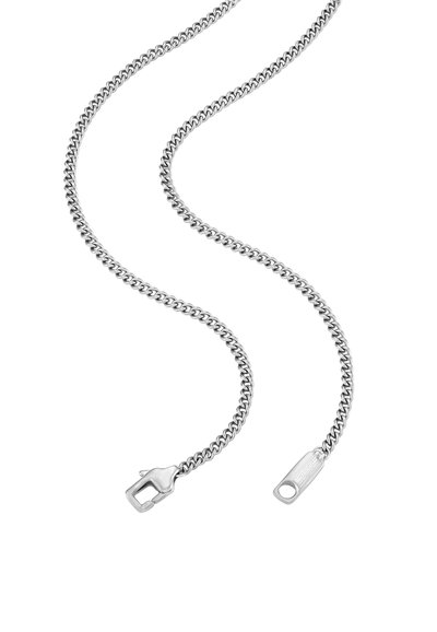 Chaîne en argent fin avec maillons en curb, dotée d'un fermoir à ressort à une extrémité et d'une boucle rectangulaire à l'autre.