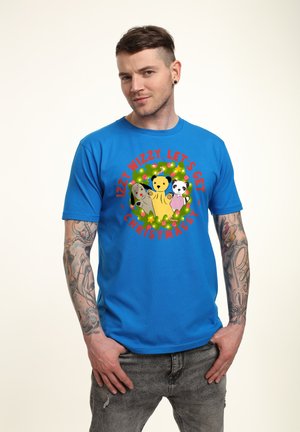 Lyseblå bomulds T-shirt med et cirkulært grafik af tegneserie dyr, tekst i rød og farverige accenter, sat mod en neutral baggrund.