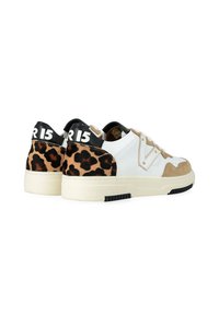 Le sneaker presentano una tomaia in pelle bianca e beige, dettagli con stampa leopardata, linguette nere sul tallone con "R15" e suole in gomma testurizzata.