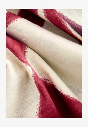 Stoff mit cremefarbenem Grund, der abstrakte burgunderrote Designs aufweist. Weiche Textur, glatter Fall und eine Mischung aus helleren und dunkleren burgunderroten Akzenten.