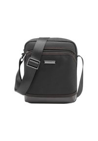 Czarna, teksturowana torebka na ramię z regulowanym paskiem, przednią kieszenią na zamek błyskawiczny oraz małą srebrną tabliczką z logo na białym tle.