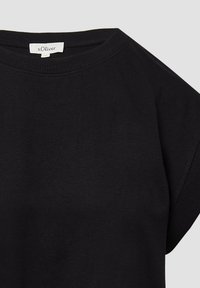 Schwarzes T-Shirt mit rundem Halsausschnitt, kurzen Ärmeln und gerippten Details am Kragen. Hergestellt aus glattem Stoff, keine Muster oder Akzente sichtbar.