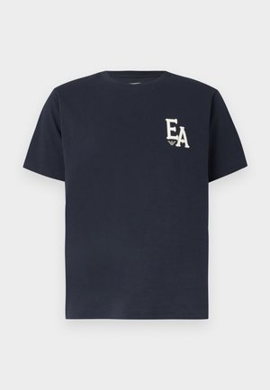 Tricou albastru închis cu mâneci scurte, cu litere albe "EA" și un logo mic pe pieptul stâng, guler rotund și design simplu.