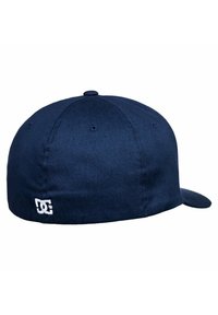 Mörkblå tyg-basebollkeps med en strukturerad design, platt skärm och vitt broderat logo på bakvänster sida.