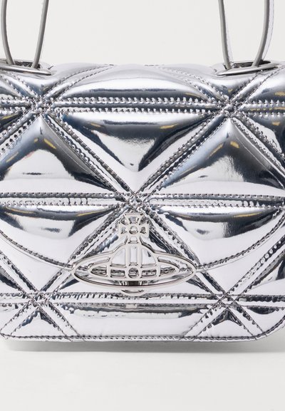 Geantă metalică argintie cu un model în diamante, accente cusute și o închidere decorativă. Textură netedă, cu două mânere.