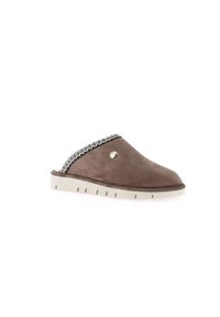 Scarpa slip-on in suede marrone con un accento intrecciato nero e bianco a contrasto sul colletto e suola in gomma chiara texturizzata.