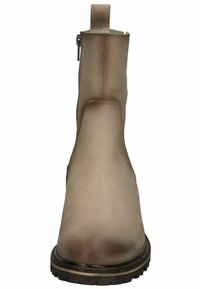 Bottines en cuir tan avec un bout rond, fermeture éclair sur le côté et finition texturée. Semelle en caoutchouc noir robuste avec un motif de traction subtil.