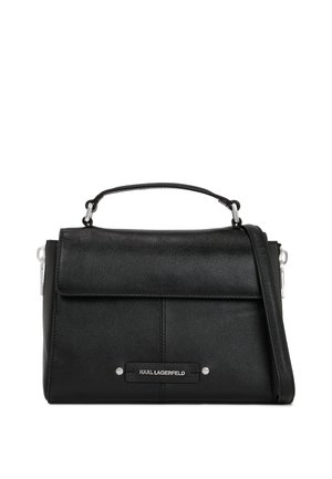 Borsa nera Karl Lagerfeld con manico superiore, chiusura a patta e tracolla removibile su sfondo bianco.