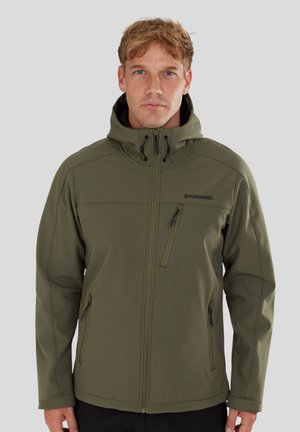 Olivgrüne Softshell-Jacke mit Kapuze, Reißverschlussfront und Seitentaschen. Verfügt über flache Nähte und ein Logo auf der Brust. Strukturiertes Material.