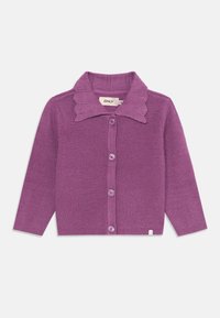 Cardigã de malha canelada roxa com colarinho em forma de ondas, fecho frontal com botões e seis botões a condizer. Textura suave, design descontraído.