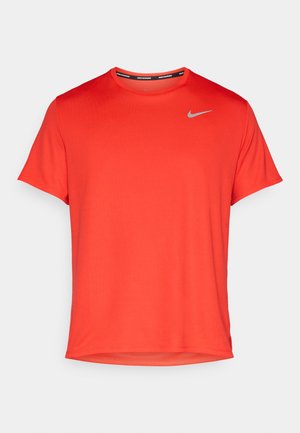 Tricou sportiv roșu, cu decolteu rotund, mâneci scurte și logo Nike argintiu pe piept. Realizat din material ușor și respirabil.