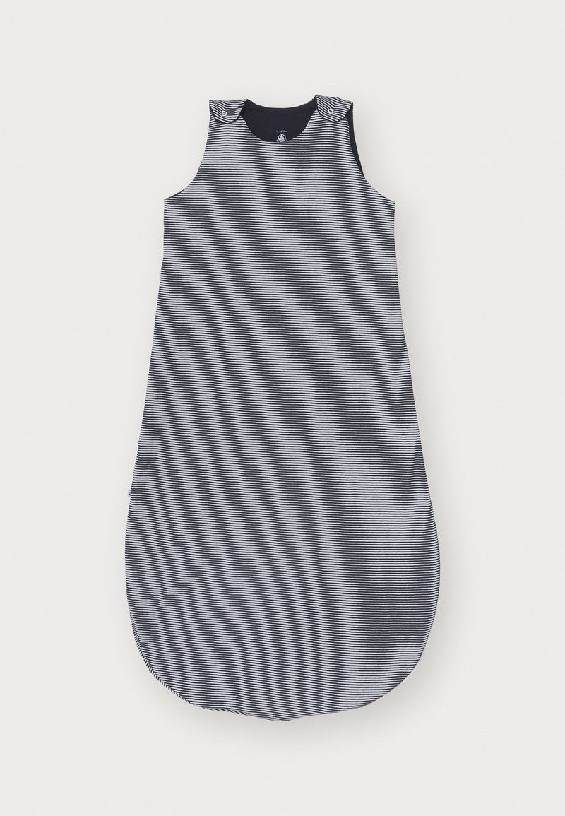 Stripet sovepose, marineblå og hvit, ermeløs design. Rund bunn for bevegelse, to skulderknapper, mykt bomullsmateriale, sømløs konstruksjon.