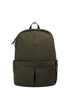 Mochila verde oscuro con bolsillos delanteros, asa superior y logotipo "Scalpers" en una parche vertical cerca del cierre de cremallera.