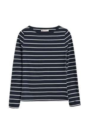 Chemise à manches longues bleu marine avec des rayures blanches horizontales, col rond et petite étiquette logo sur le poignet de la manche gauche.