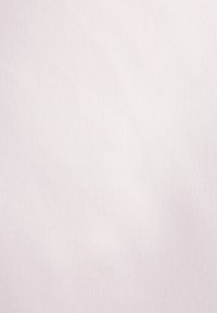 Gładka, jasnoróżowa faktura, jednolita w kolorze z subtelnymi wariacjami, tworząca uspokajający efekt wizualny.