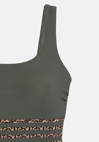 Top de baño verde oliva con escote cuadrado, con rayas horizontales de estampado de leopardo negro y finas tirantes. Textura suave.