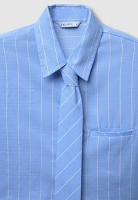 Chemise bleu clair à manches longues avec de fines rayures verticales blanches, une cravate assortie et une poche poitrine. Le tissu semble lisse avec un léger éclat.