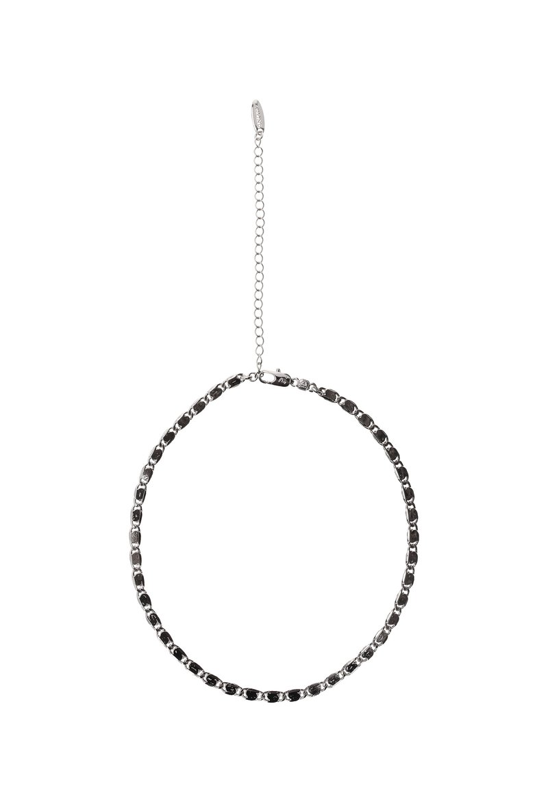 Kovový náhrdelník s kruhovým designem, obsahující propletené prvky černého a stříbrného řetězu. Nastavitelný řetěz pro přizpůsobení délky.