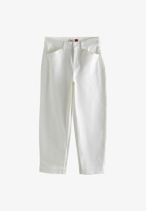 Weiße Baumwollhose mit geradem Schnitt, zwei Taschen vorne und dezenten Nahtdetails an den Nähten und Säumen.