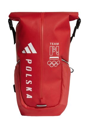 Czerwony plecak z klapą, czarne paski, białe logo Adidas, napis "POLSKA" oraz emblemat Team Poland Olympic na przodzie.