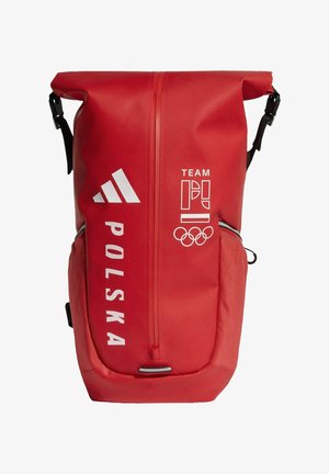 Czerwony plecak z klapą, czarne paski, białe logo Adidas, napis "POLSKA" oraz emblemat Team Poland Olympic na przodzie.