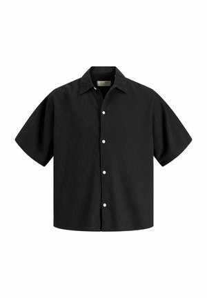 Chemise noire à manches courtes avec col classique et boutons blancs, présentée sur fond blanc.