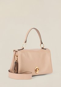 Różowa skórzana torebka o teksturowanej powierzchni, złotych akcentach, podwójnych ramiączkach i zaokrąglonym kształcie. Wyposażona w okrągłe zapięcie z przodu.