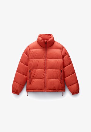 Rote Puffjacke mit hohem Kragen, durchgehendem Reißverschluss und zwei seitlichen Taschen. Verfügt über ein gestepptes Design und elastische Bündchen.